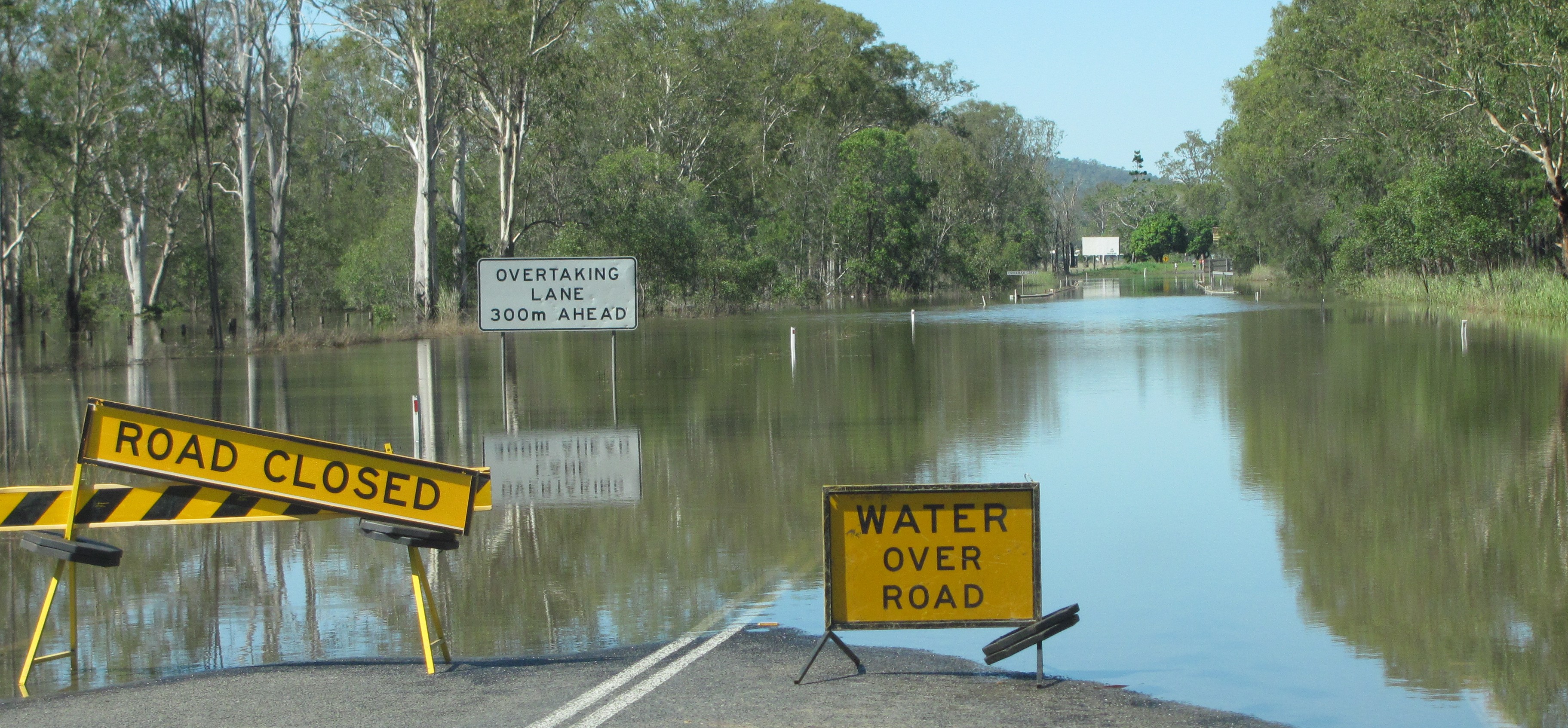 Bruce Highway flooding at Tiaro (Chinaman Creek Bridge) 2013