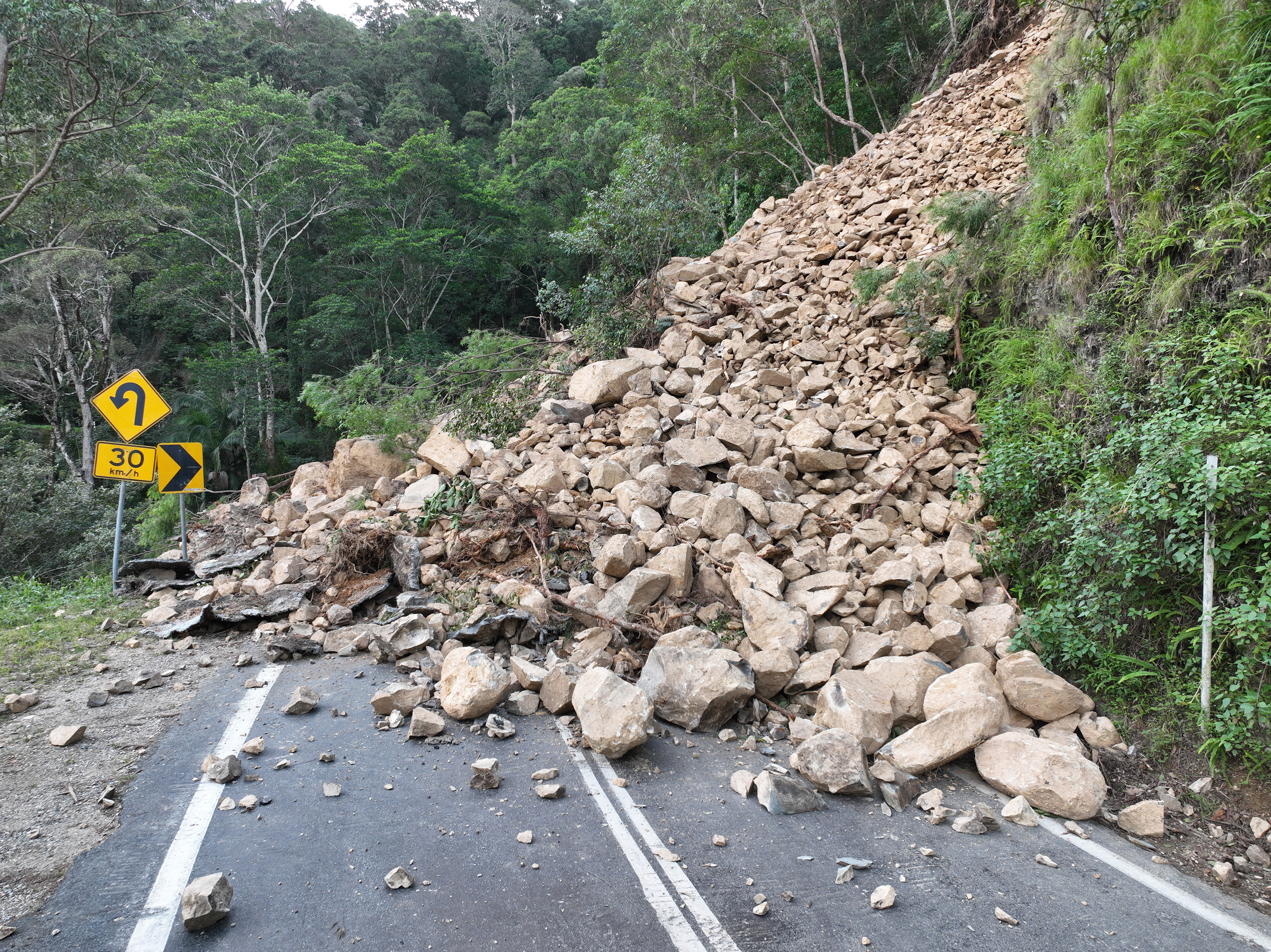 Landslip on Gold Coast - Springbrook Road 