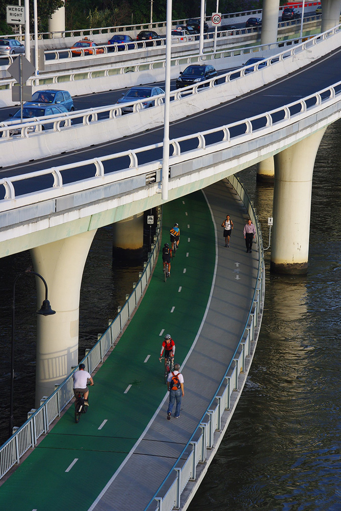image showing people using the Bicentennial Bikeway next to cars on the Riverside Expressway